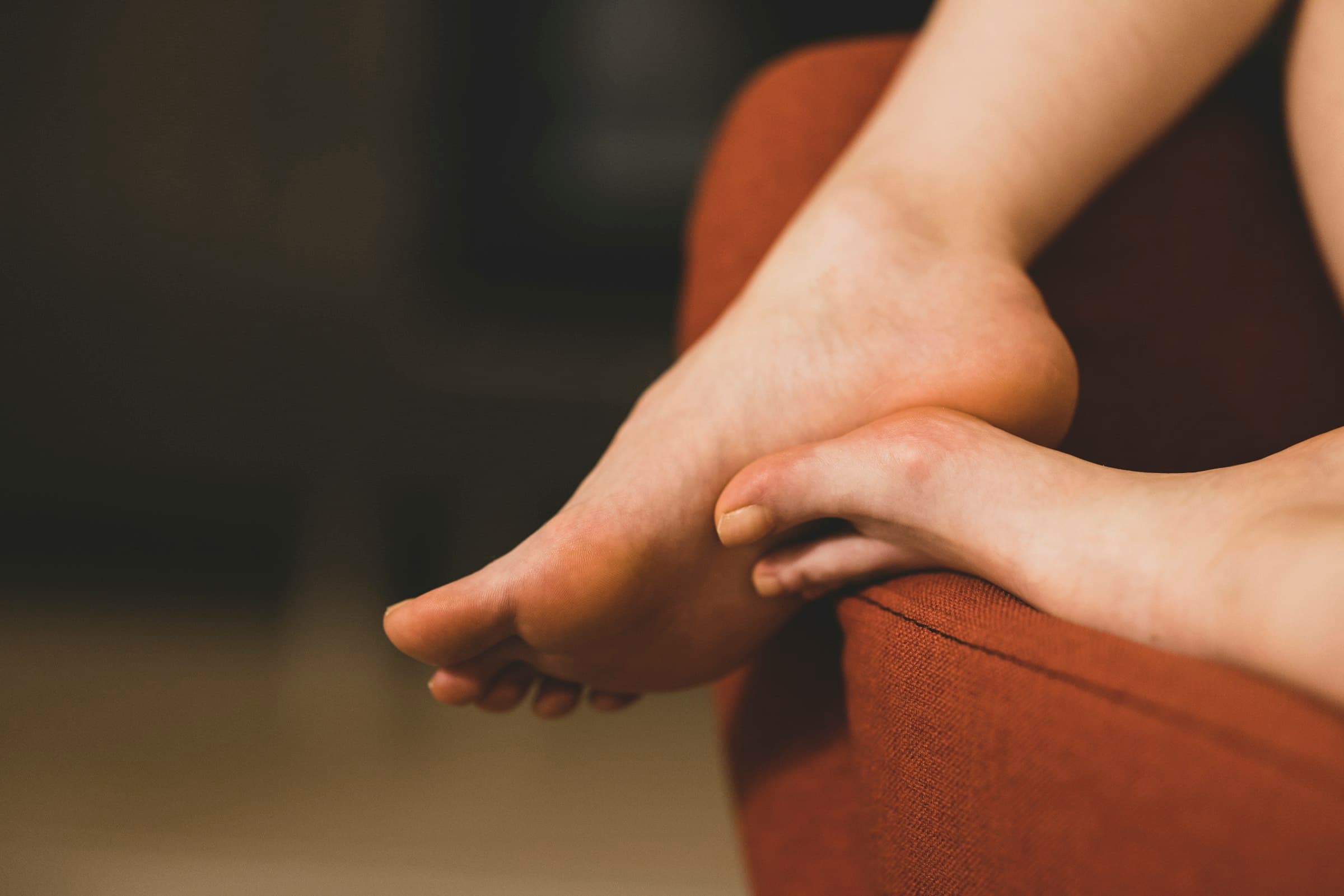 Verzorgde voeten, ontspannen rustend op een warme fauteuil